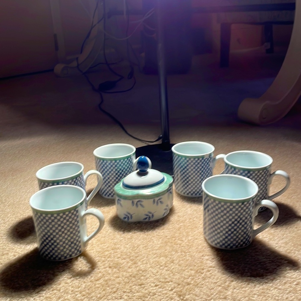6 Mugs “MUG CASTELL BY VILLEROY & BOCH EXCELLENT CONDITION ONE CUP IS CHIPPED